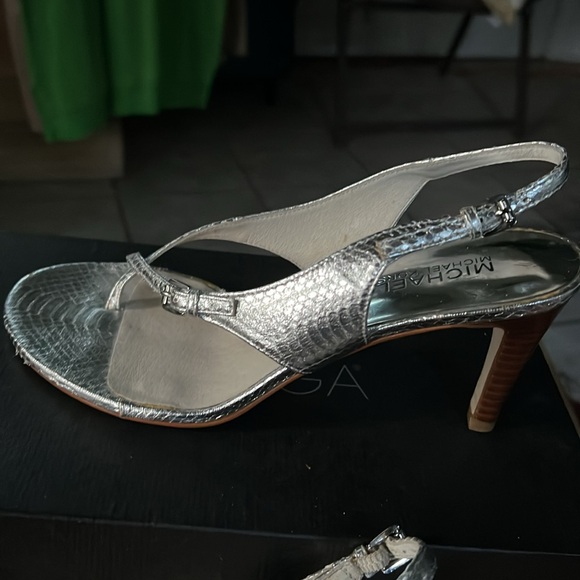 Michael Michael Kors Thong Stacked Heel Sandals in Embossed Silver Platino 7 1/2 - Picture 1 of 15